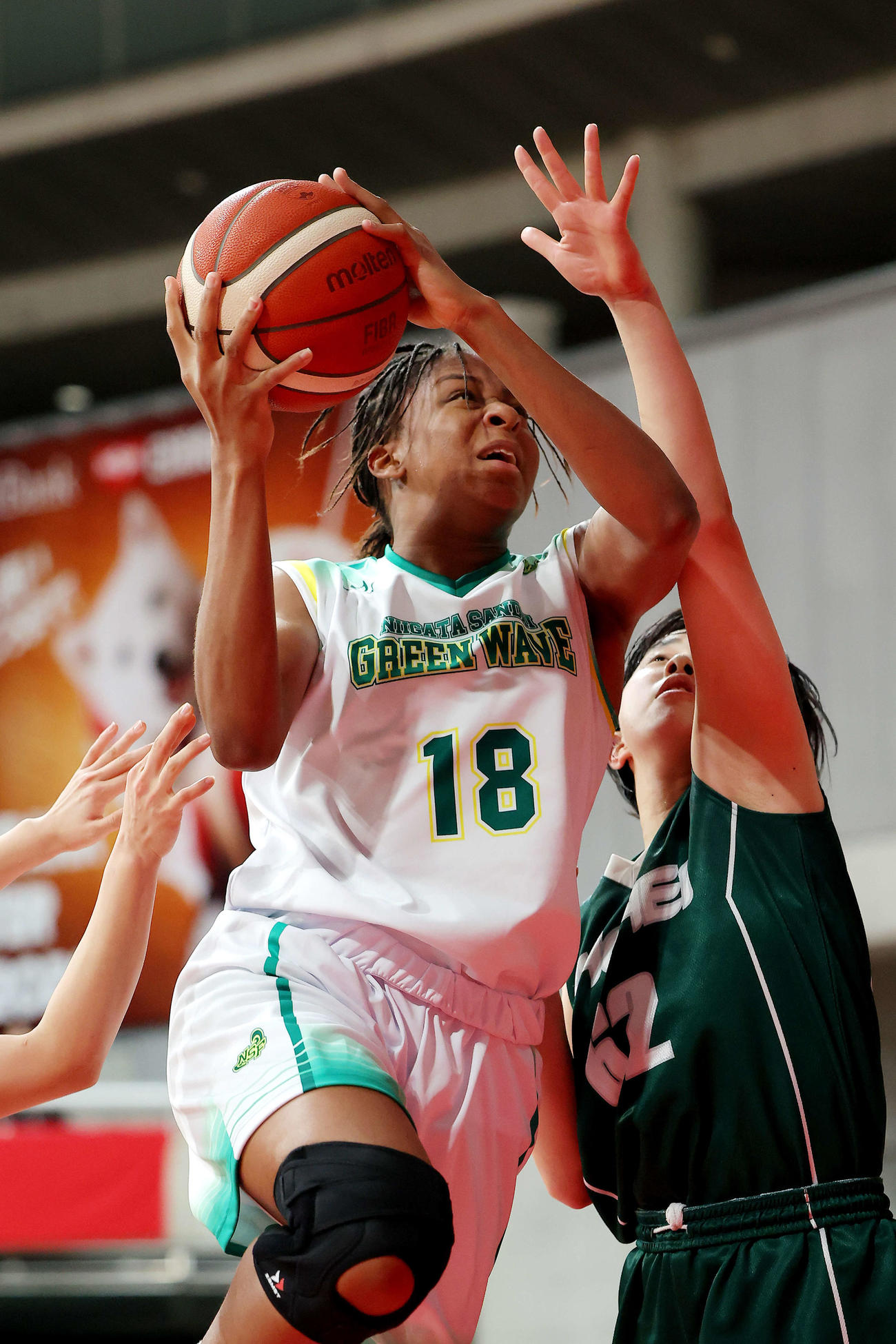 新潟産業大付対昌平　第2Q、攻め込む新潟産業大付・ジェンファ（撮影・河田真司）