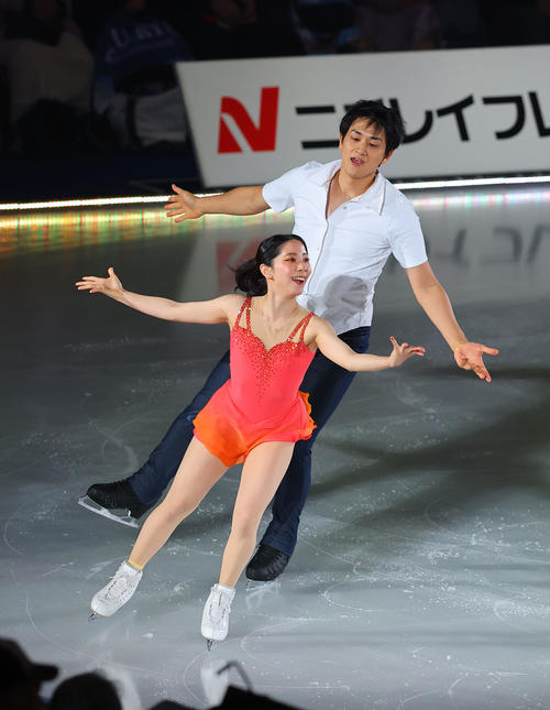 メダリストオンアイスで演技するペアの三浦璃来、木原龍一組（撮影・藤尾明華）