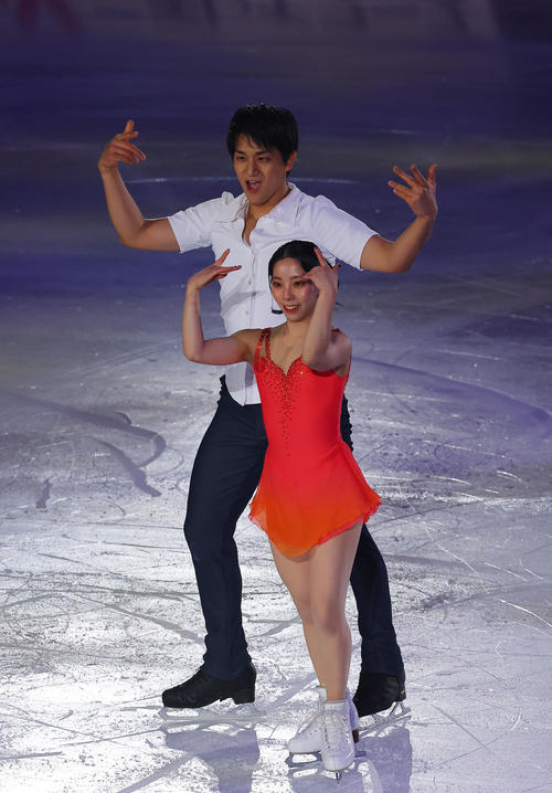 メダリストオンアイスで演技するペアの三浦璃来、木原龍一組（撮影・藤尾明華）