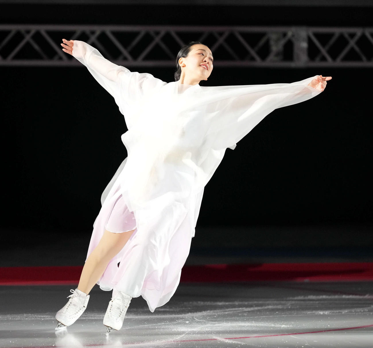 11月8日、「MAO RINK」オープニングセレモニーで華麗な演技を披露する浅田真央さん
