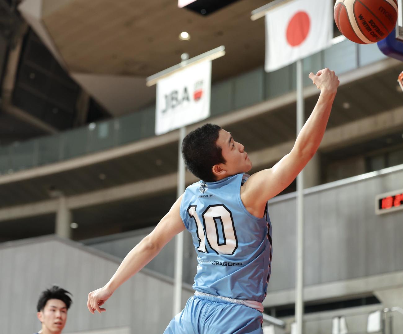 洛南対尽誠学園　第3Q、ボールに食らいつく尽誠学園・坂東（撮影・河田真司）