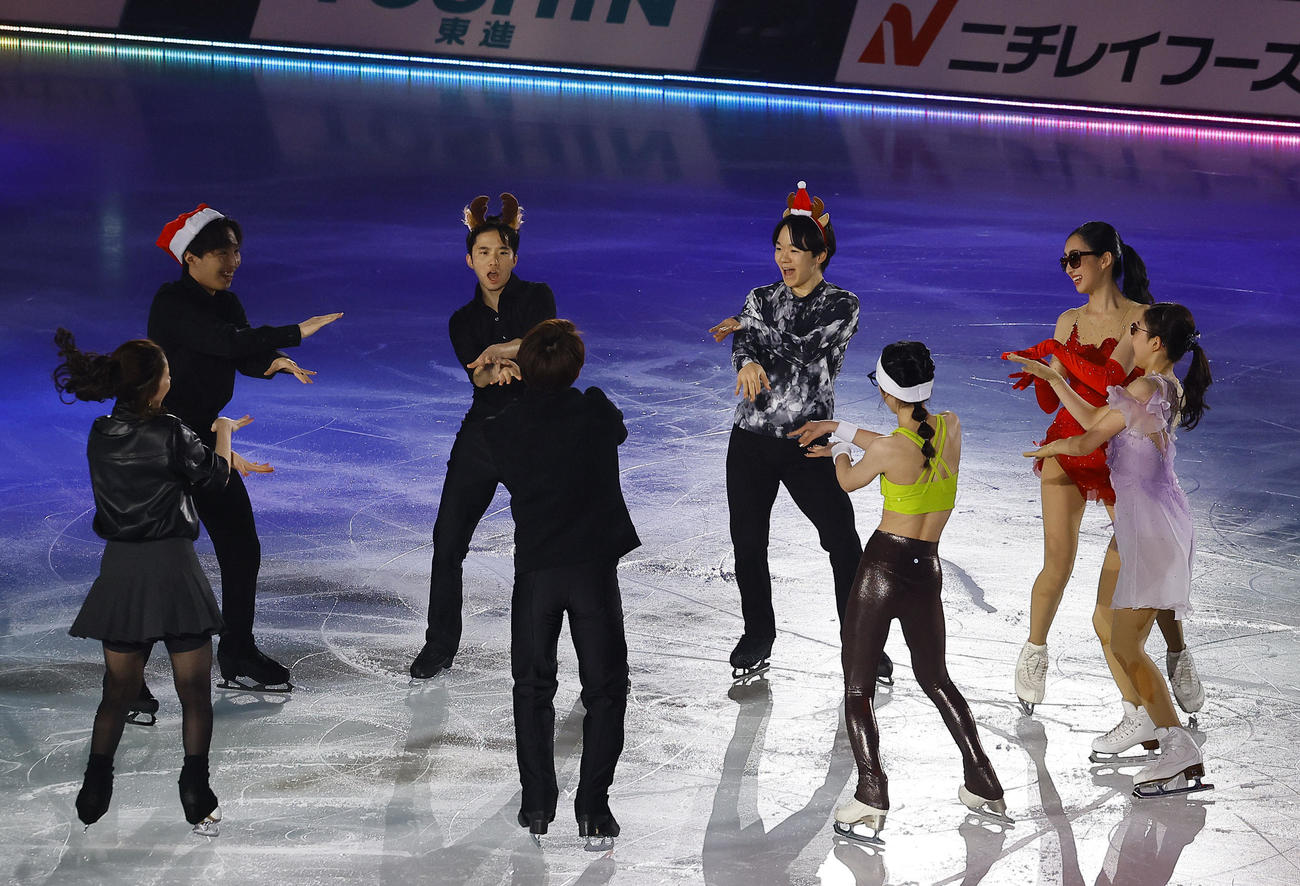 メダリストオンアイスでアイスダンス吉田唄菜、森田真沙也組の演技に参加した鍵山優真ら（中央）（撮影・藤尾明華）