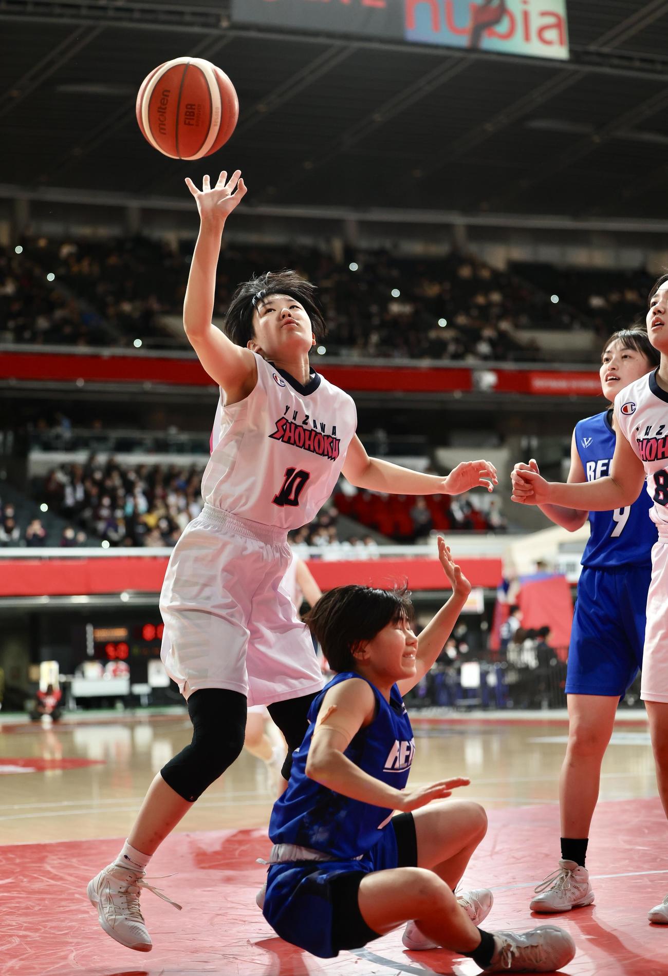 湯沢翔北対れいめい　第3Q、ボールを弾く湯沢翔北・近藤（撮影・河田真司）