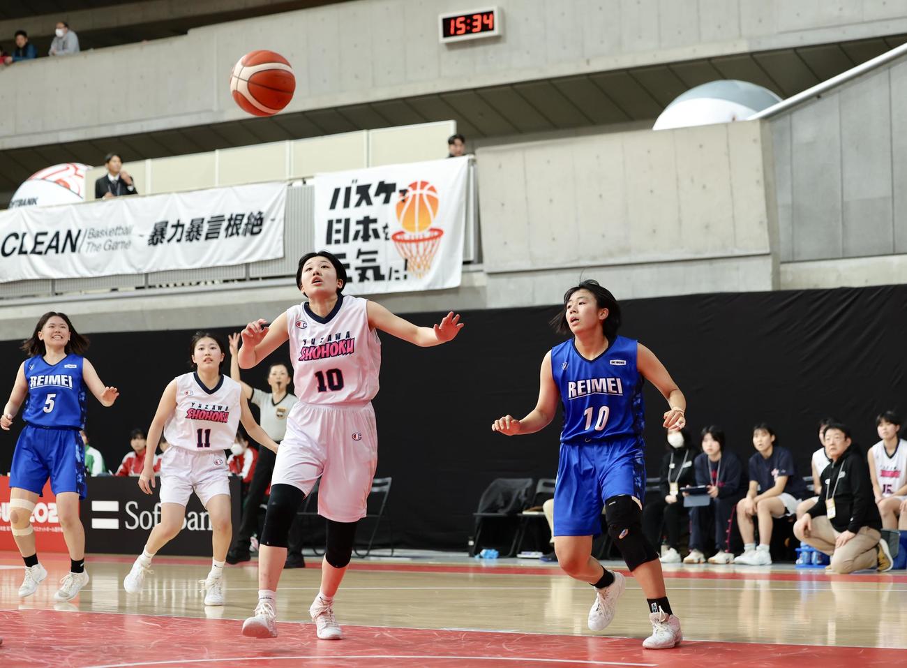 湯沢翔北対れいめい　第4Q、ボールを追う湯沢翔北・近藤（手前左）とれいめい・田畑（撮影・河田真司）