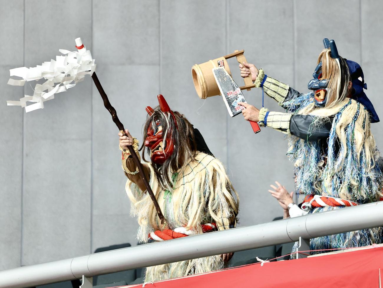 湯沢翔北対れいめい　湯沢翔北が勝利し、観客席から喜ぶなまはげ（撮影・河田真司）