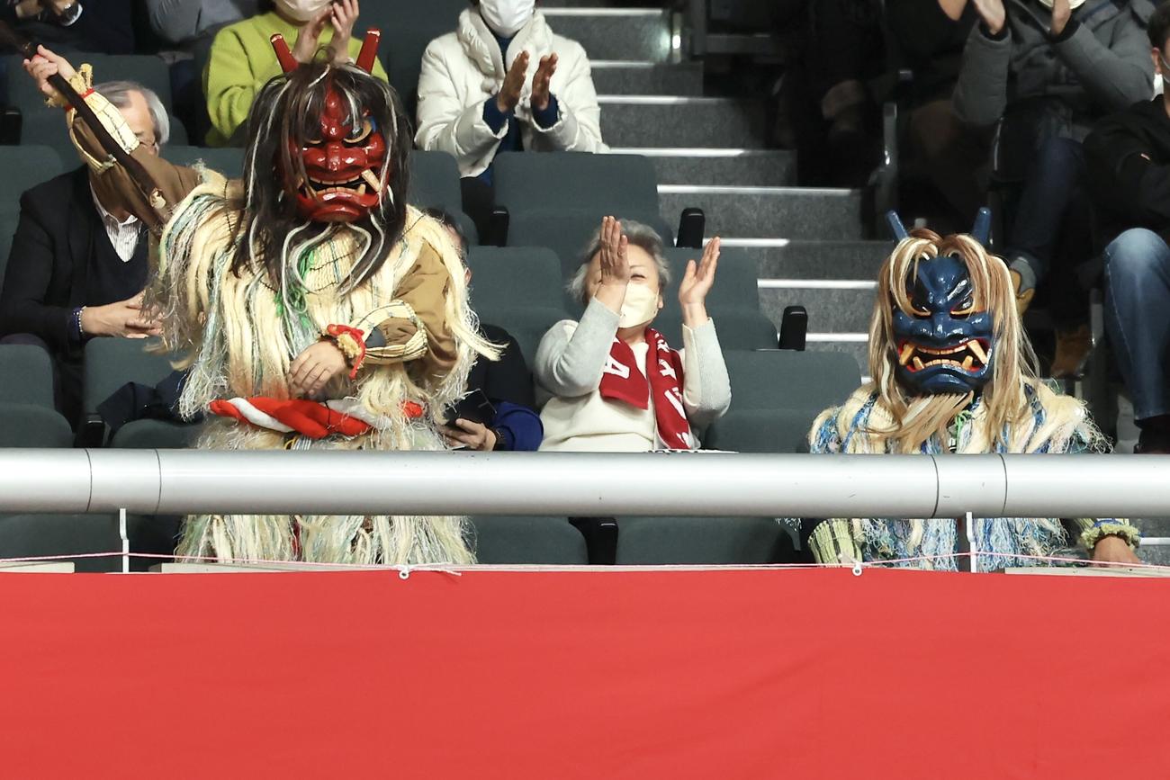 湯沢翔北対れいめい　観客席から応援するなまはげ（撮影・河田真司）