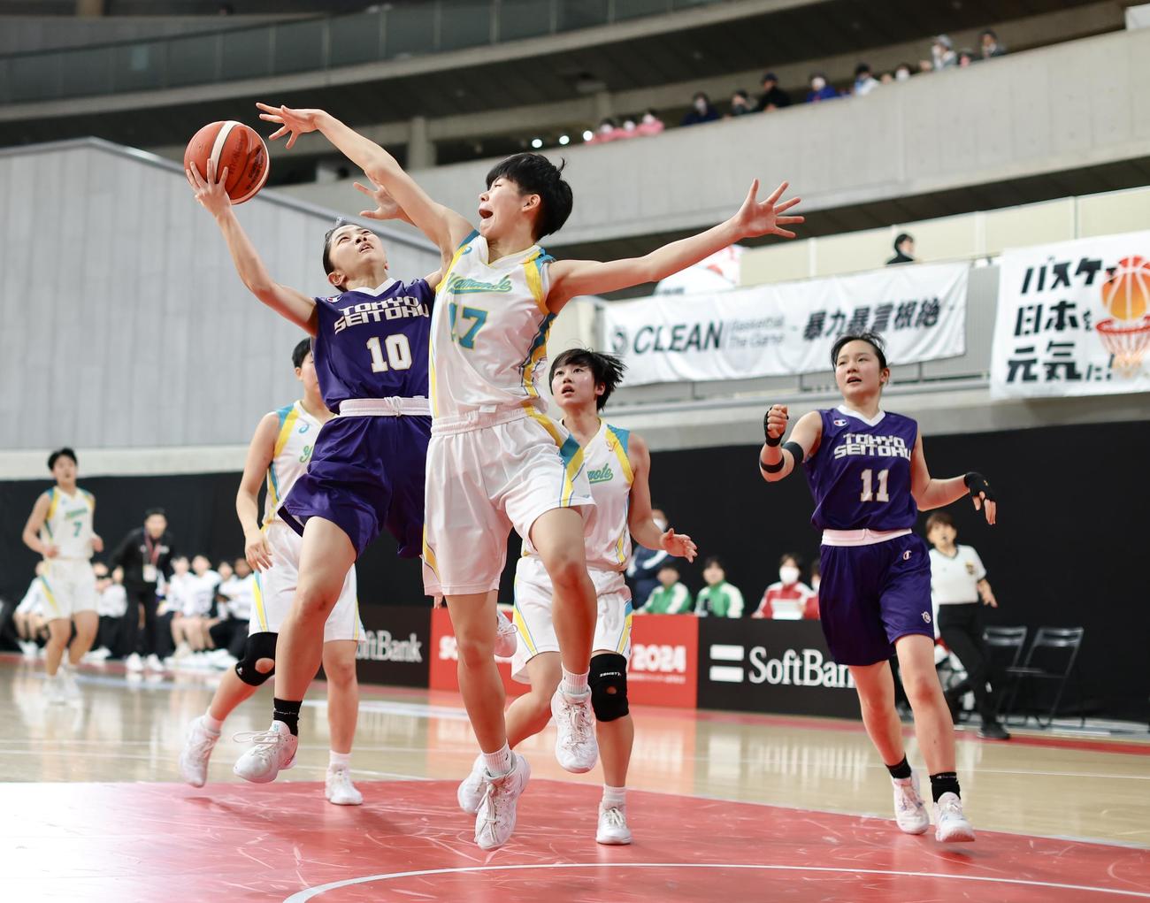 札幌山の手対東京成徳　第4Q、競り合う東京成徳・黒岩（左）と札幌山の手・大森（撮影・河田真司）