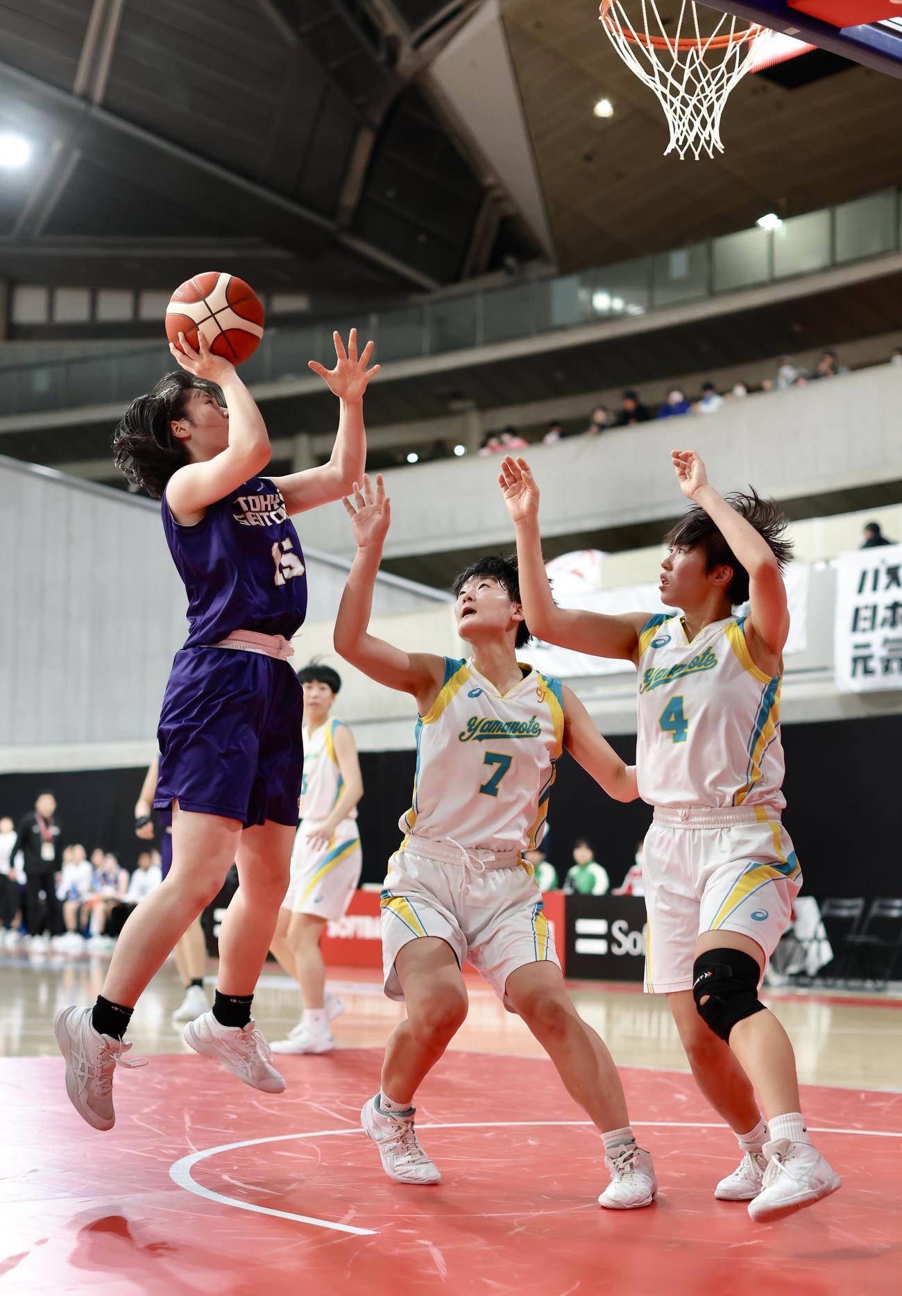 札幌山の手対東京成徳　第4Q、シュートを放つ東京成徳・小島（左）（撮影・河田真司）