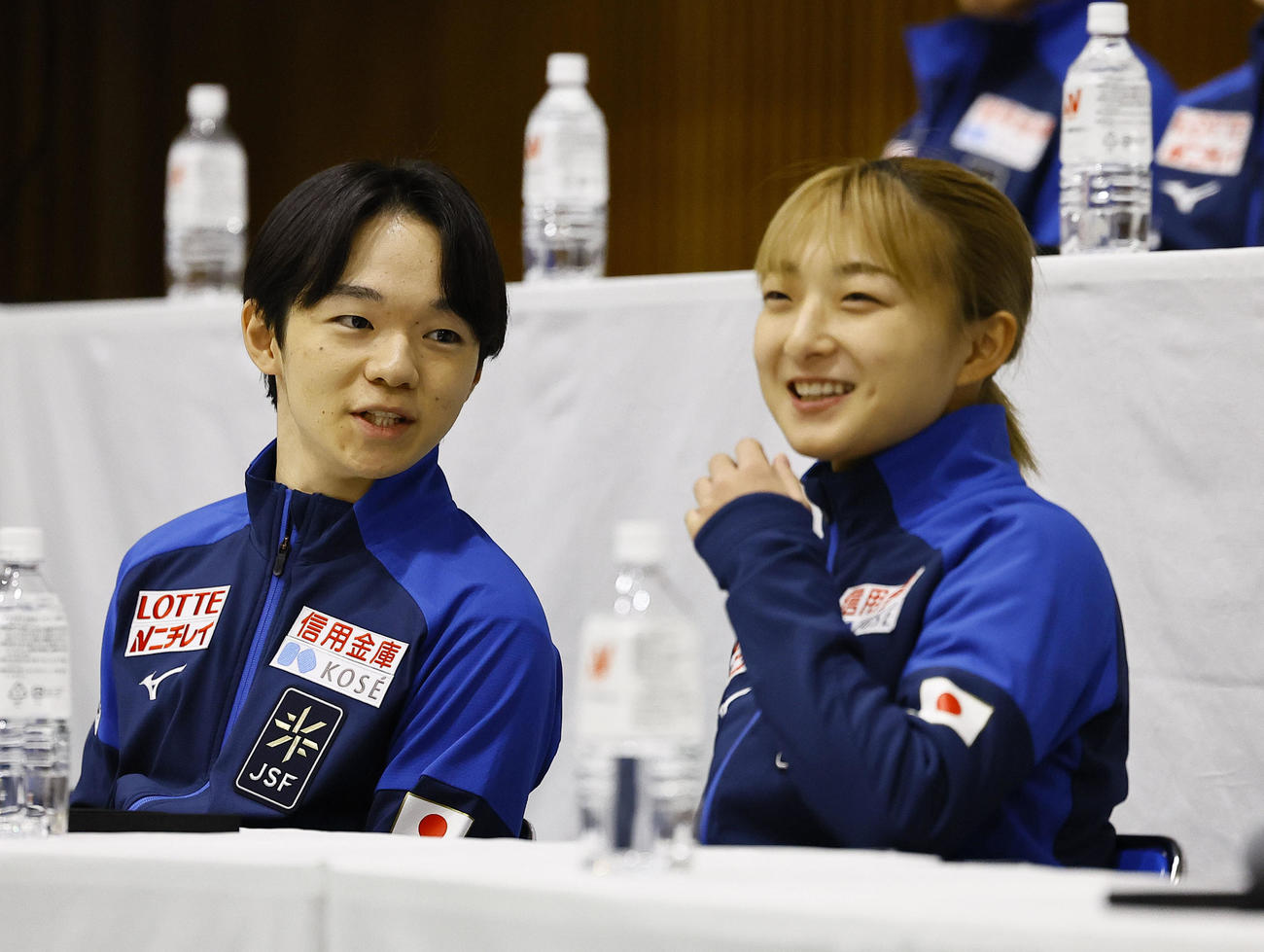 フィギュアの世界選手権出場が決まり、記者会見で坂本花織（右）に声をかける鍵山優真（撮影・藤尾明華）