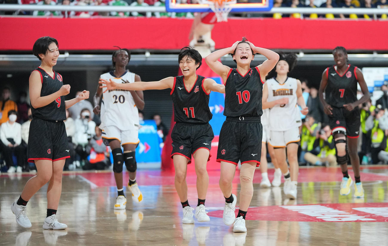 岐阜女子対東海大福岡　東海大福岡との接戦を制し喜ぶ岐阜女子・小松（右から3人目）ら（撮影・垰建太）