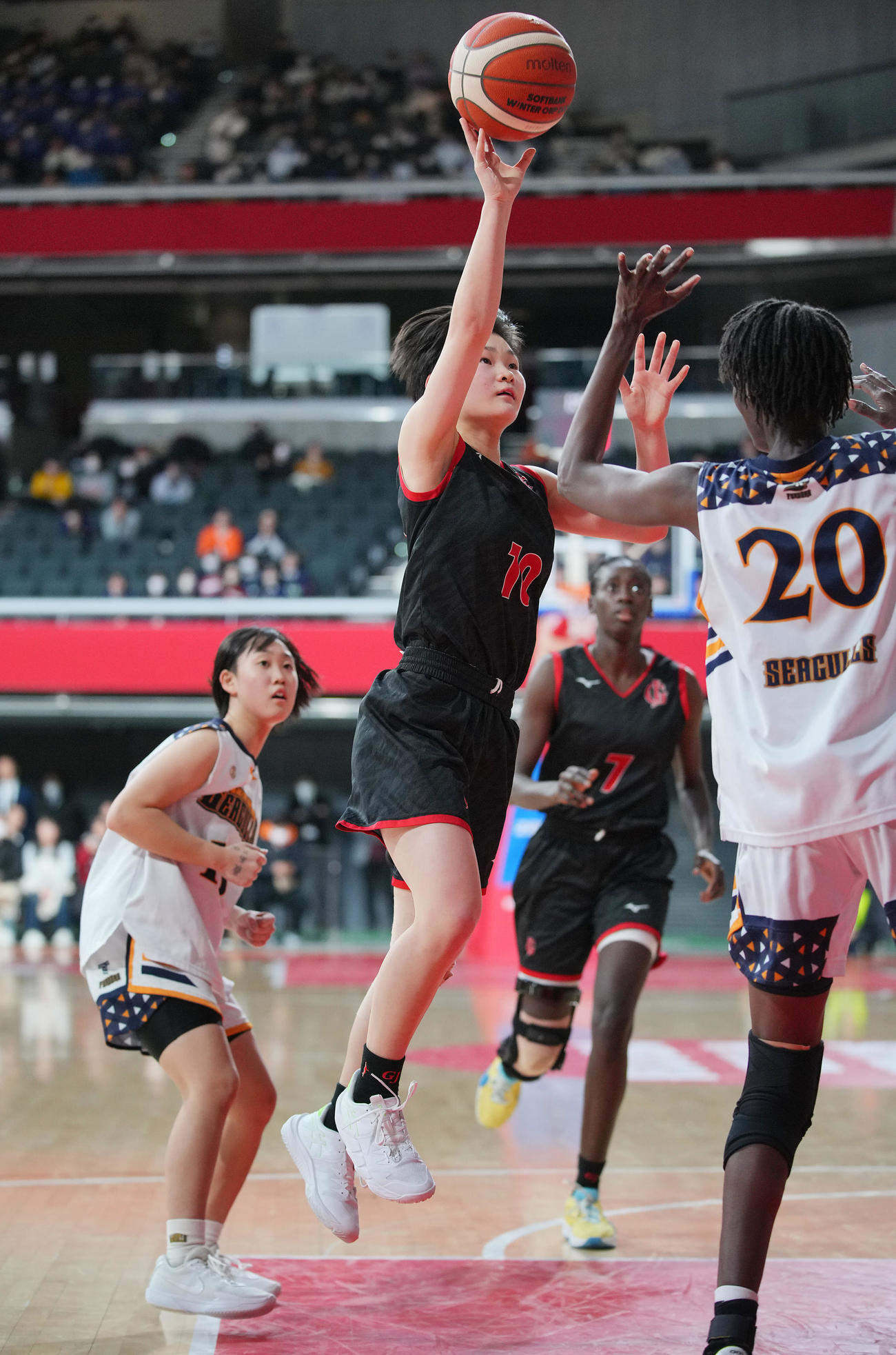 岐阜女子対東海大福岡　シュートを放つ岐阜女子・小松（中央）（撮影・垰建太）