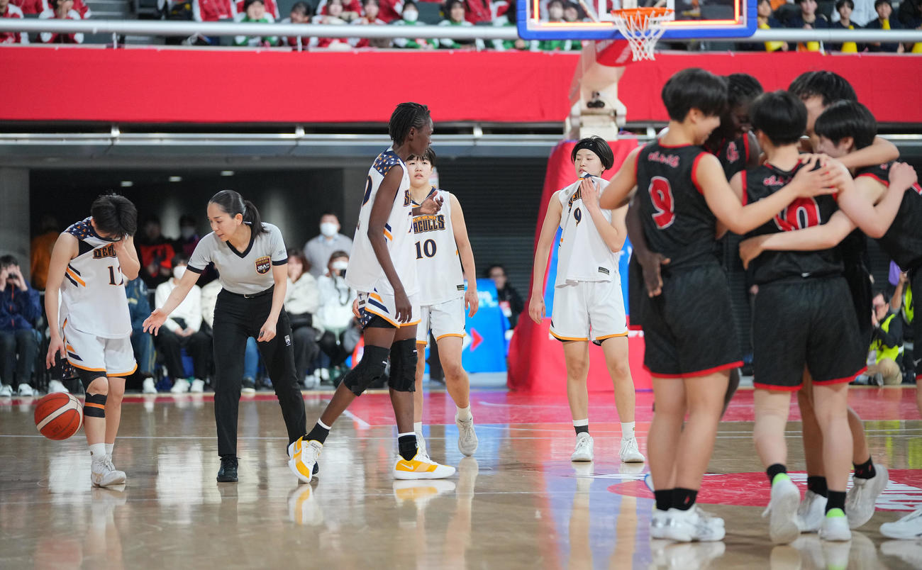 岐阜女子対東海大福岡　接戦の末、敗れ肩を落とす東海大福岡の選手たち（撮影・垰建太）