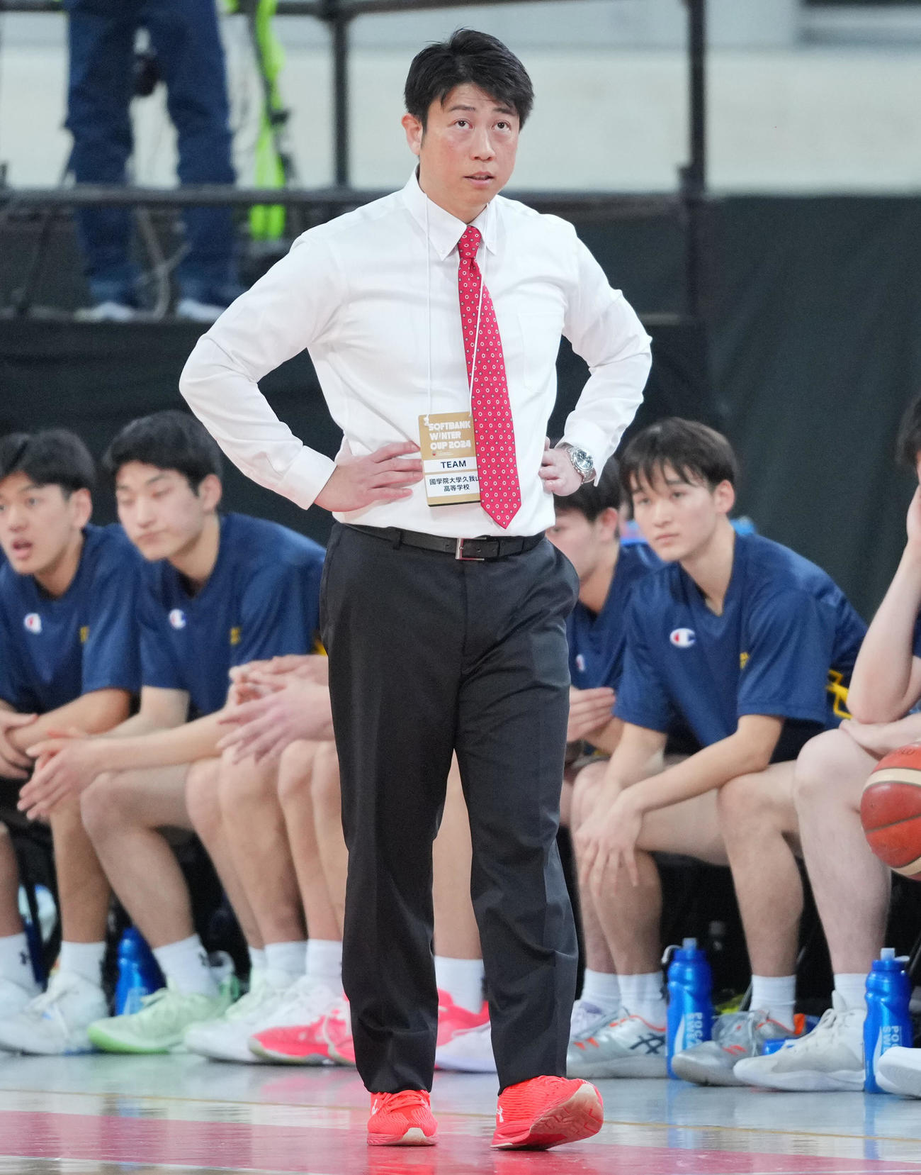 国学院久我山対川内　戦況を見つめる国学院久我山・酒井監督（撮影・垰建太）