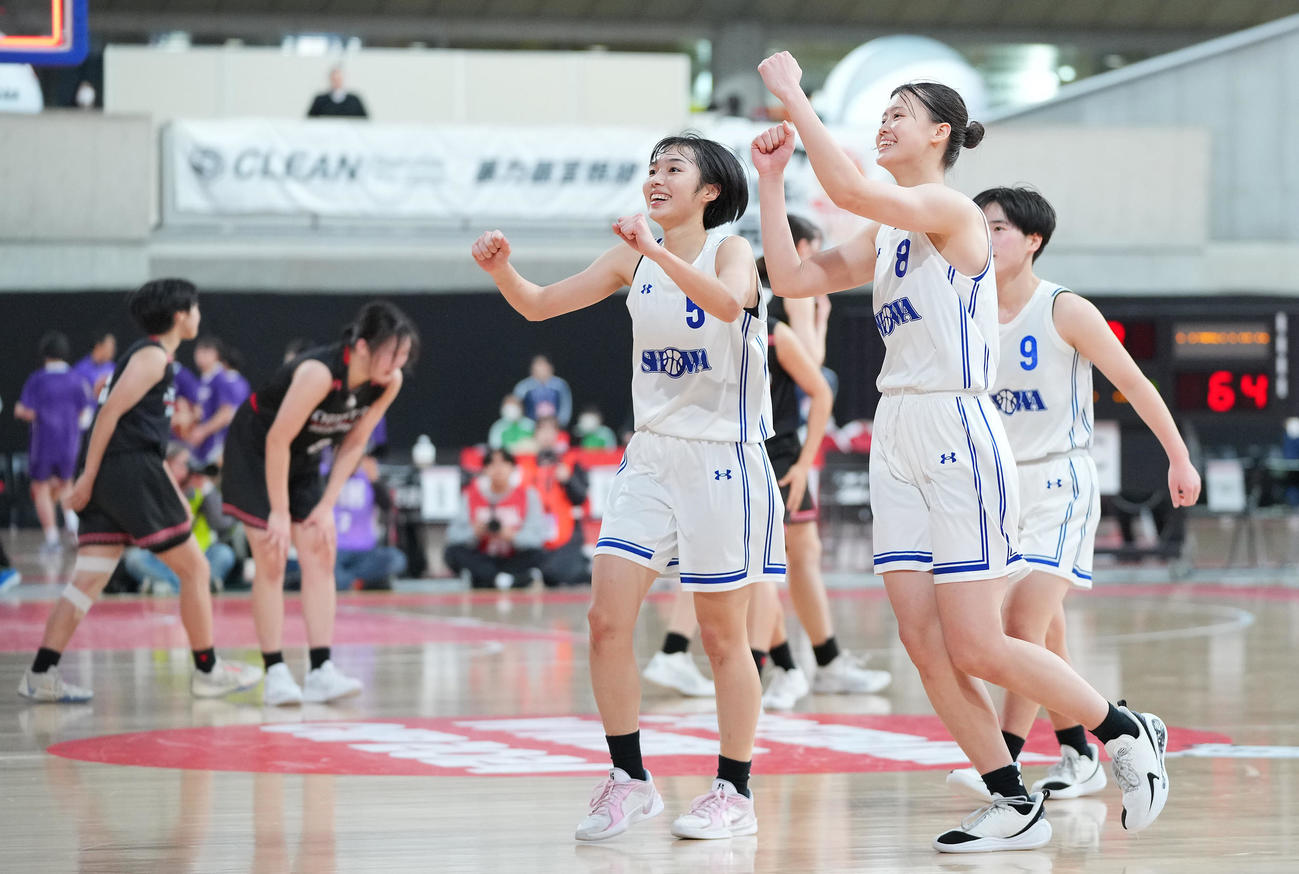 昭和学院対京都両洋　勝利し喜ぶ山下（手前8番）ら昭和学院の選手たち（撮影・垰建太）