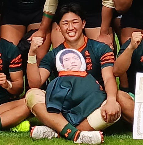 東福岡の選手と集合写真に納まる「リョウスケさん人形」