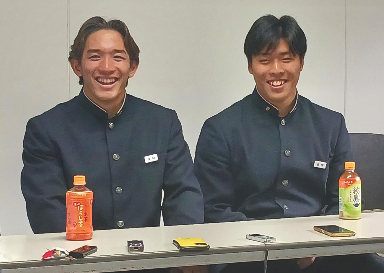 笑顔で取材に応じる東福岡ラグビー部のCTB深田衣咲（左）とNO8古田学央主将（24年12月11日、撮影・菊川光一）