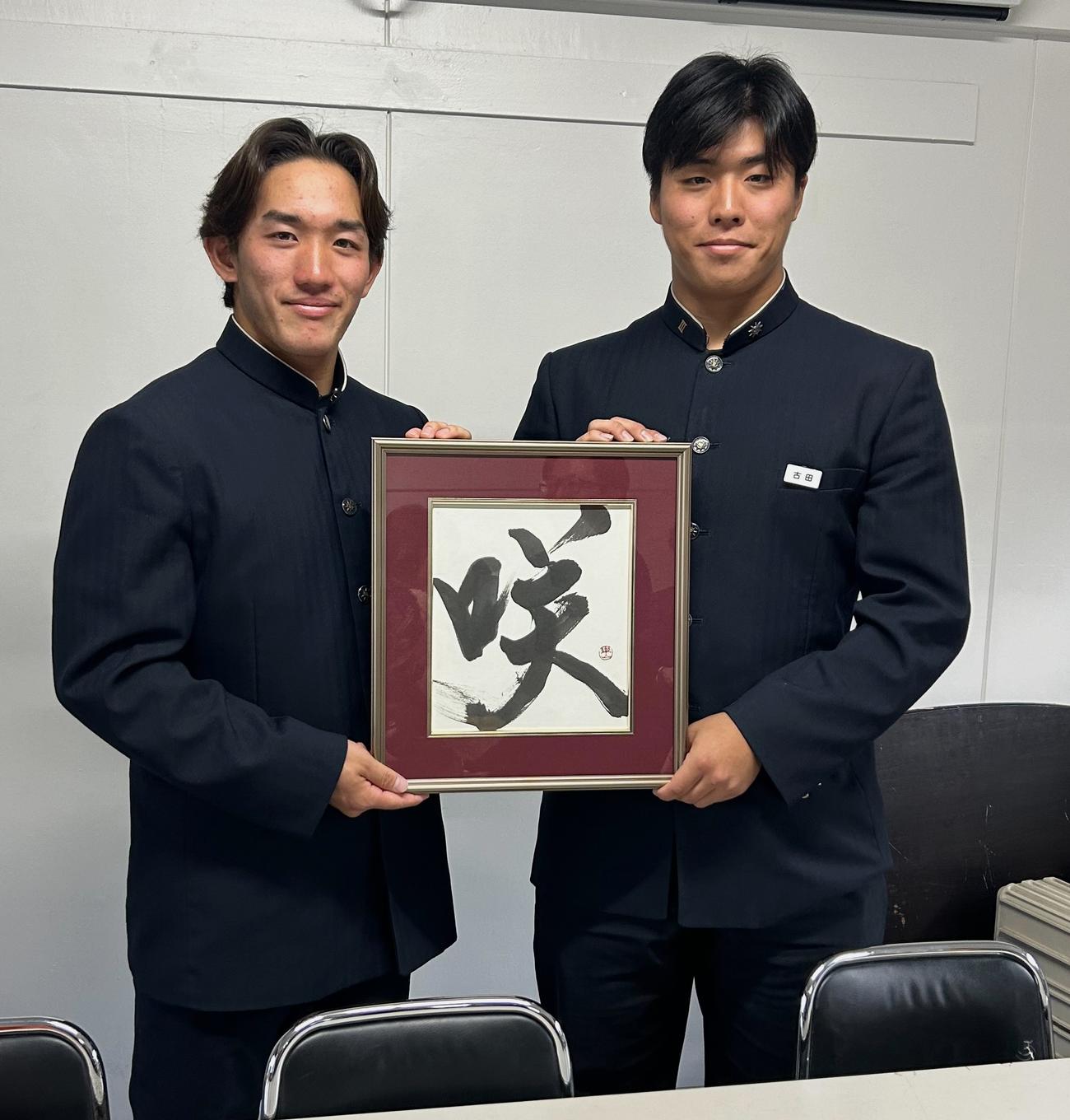 花園へ意気込む東福岡・深田（左）と古田主将（撮影・佐藤究）