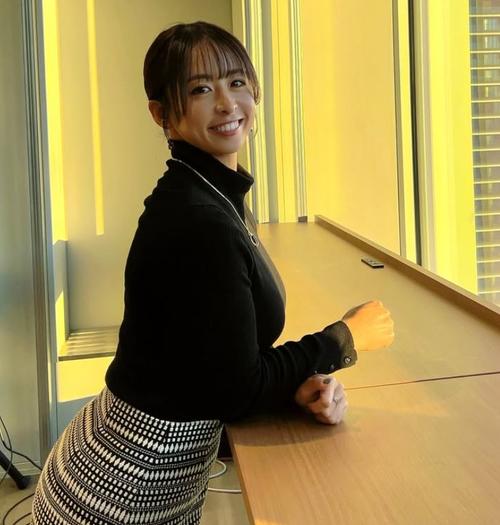 テニス】園田彩乃“テニクリ”後にディナー満喫…ビキニ水着やタイト