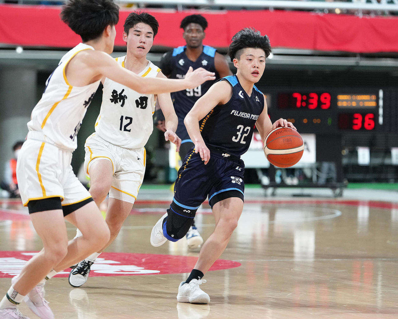 新田対藤枝明誠　ドリブルする藤枝明誠・野田（右）（撮影・足立雅史）