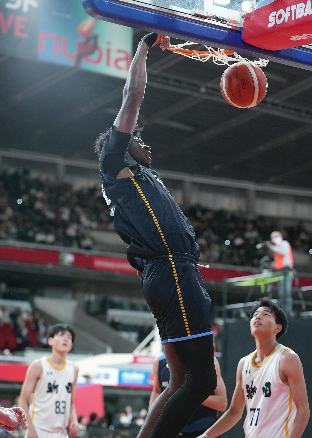 新田対藤枝明誠　ダンクシュートを決める藤枝明誠・ロードプリンス（撮影・足立雅史）