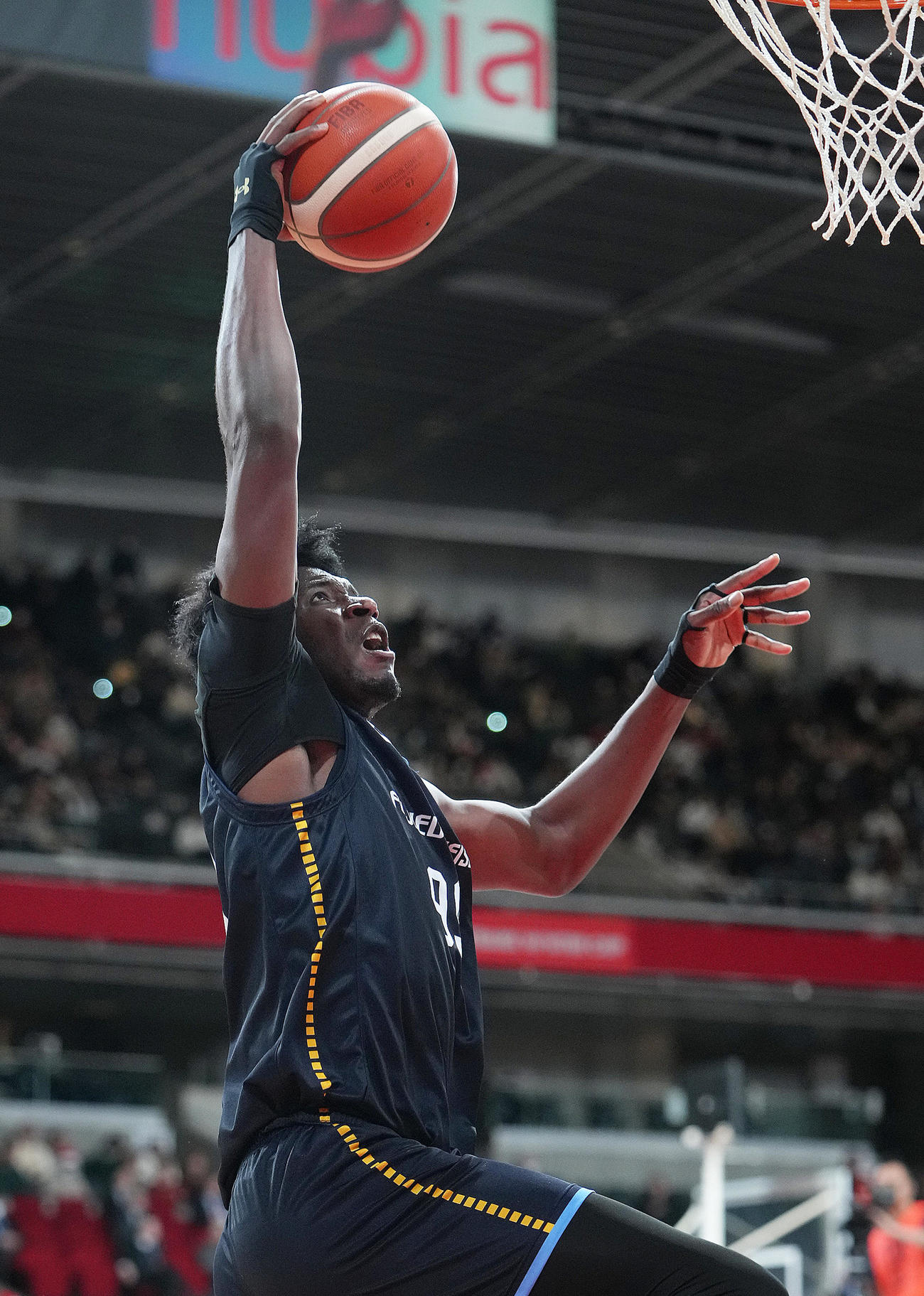 新田対藤枝明誠　ダンクシュートを決める藤枝明誠・ロードプリンス（撮影・足立雅史）