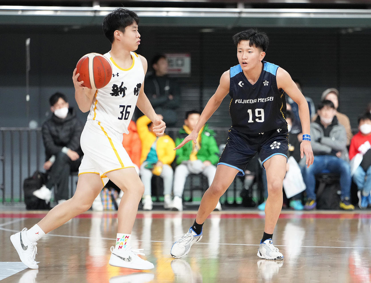 新田対藤枝明誠　相手をマークする藤枝明誠・野津（右）（撮影・足立雅史）