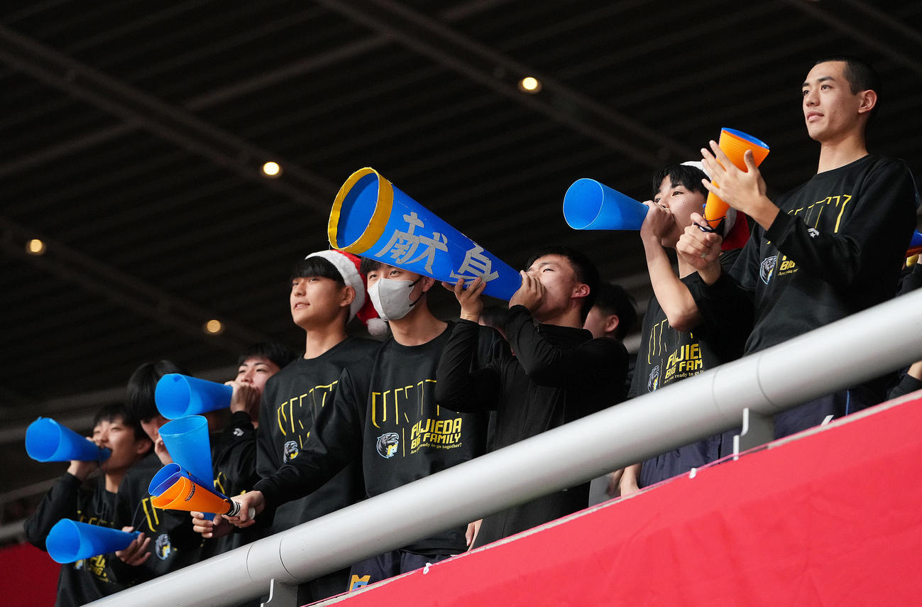 新田対藤枝明誠　「献身」のテープが貼られたメガホンで声援を送る藤枝明誠（撮影・足立雅史）