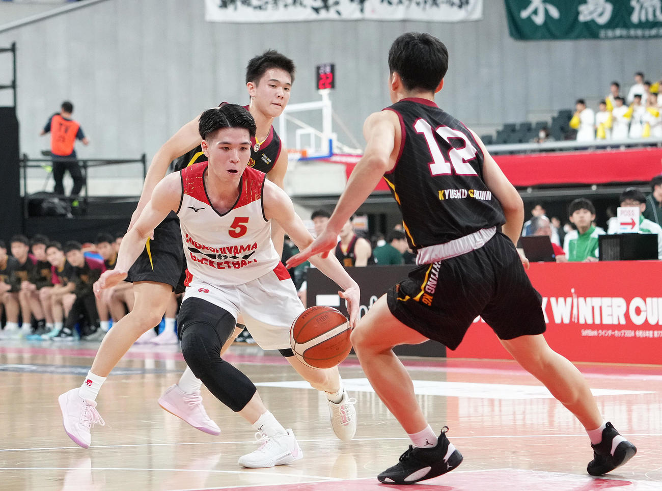 東山対九州学院　第1Q、ドリブルする東山・瀬川（左）（撮影・足立雅史）