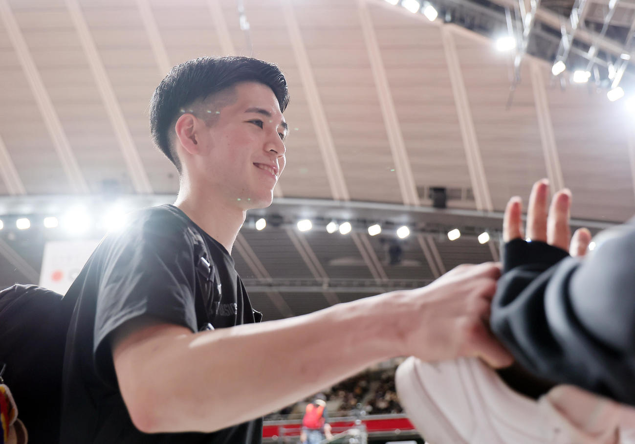 東山対九州学院　九州学院に勝利し笑顔でタッチを交わす東山・瀬川（撮影・足立雅史）