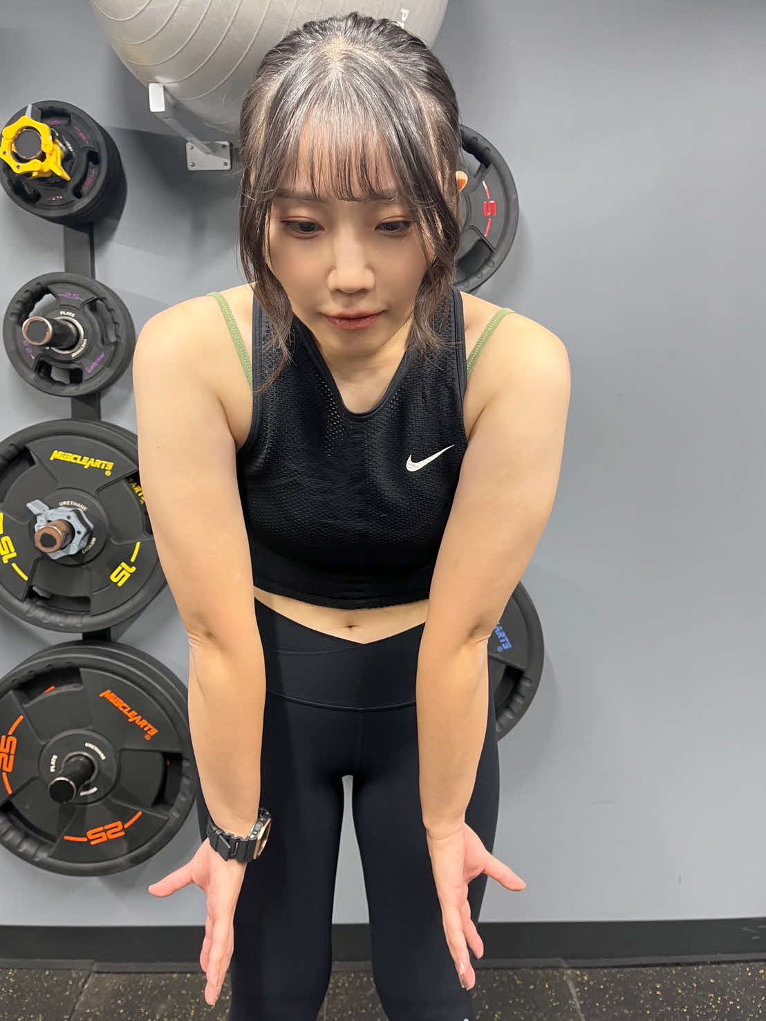 まずは両腕を内旋して、肩甲骨を広げる