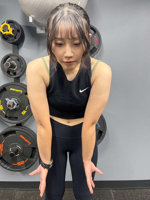 まずは両腕を内旋して、肩甲骨を広げる