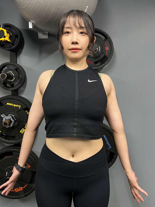 次は両腕を外旋して胸を張り、肩甲骨を寄せる