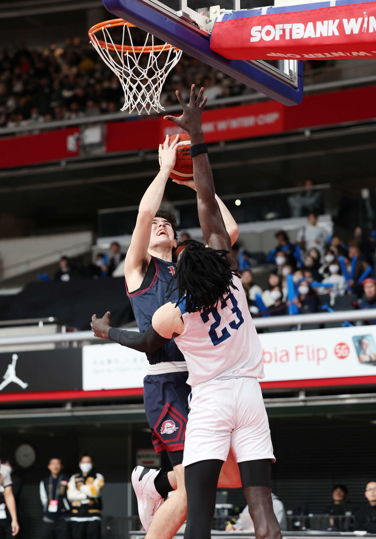 福岡大大濠対日本航空　第1Q、2点シュートを決める福岡大大濠・渡辺（撮影・宮地輝）