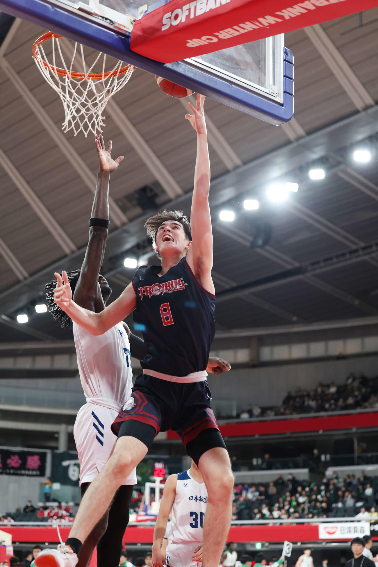 福岡大大濠対日本航空　第3Q、レイアップシュートを決める福岡大大濠・渡辺（撮影・宮地輝）