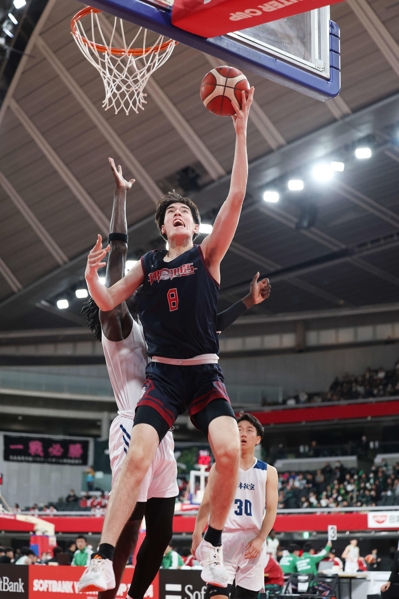 福岡大大濠対日本航空　第3Q、レイアップシュートを決める福岡大大濠・渡辺（撮影・宮地輝）