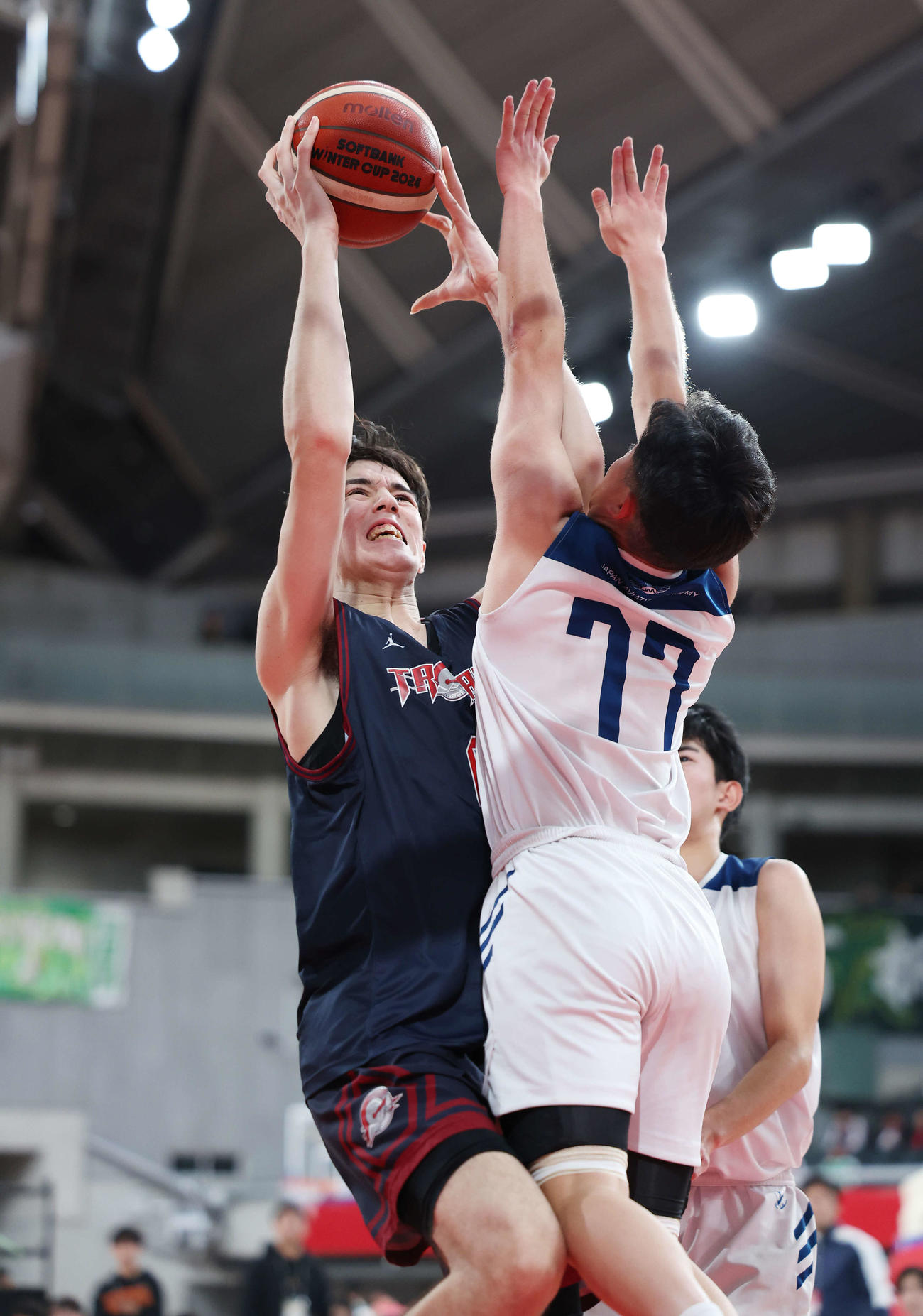 福岡大大濠対日本航空　第4Q、厳しい守備を受けながら2点シュートを決める福岡大大濠・渡辺（撮影・宮地輝）