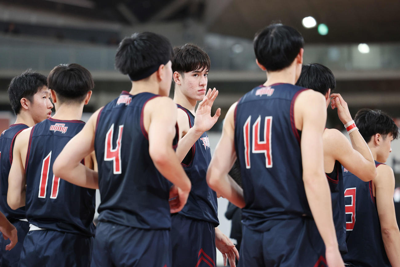 福岡大大濠対日本航空　勝利しチームメートとタッチを交わす福岡大大濠・渡辺（撮影・宮地輝）