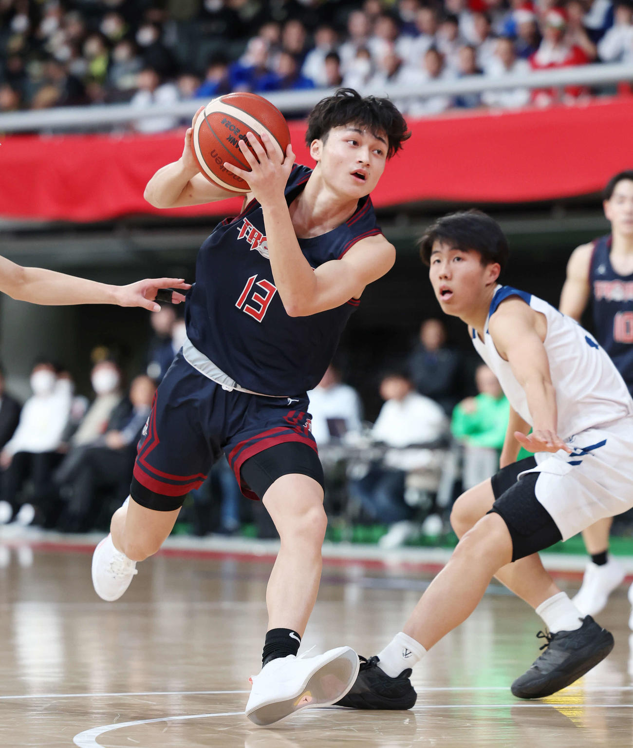 福岡大大濠対日本航空　第1Q、果敢に攻め込む福岡大大濠・湧川（撮影・宮地輝）