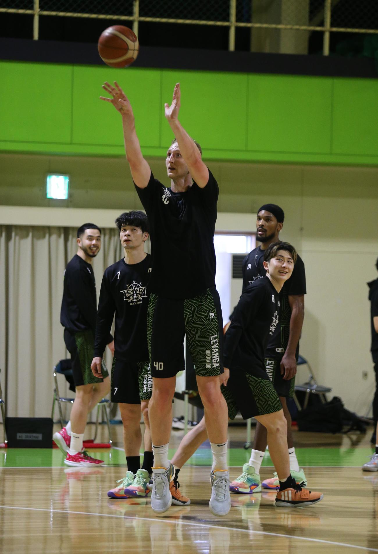 レバンガ北海道のウェルシュは、エスコンフィールドでの試合に向けてシュート練習を行う（撮影・中島洋尚）