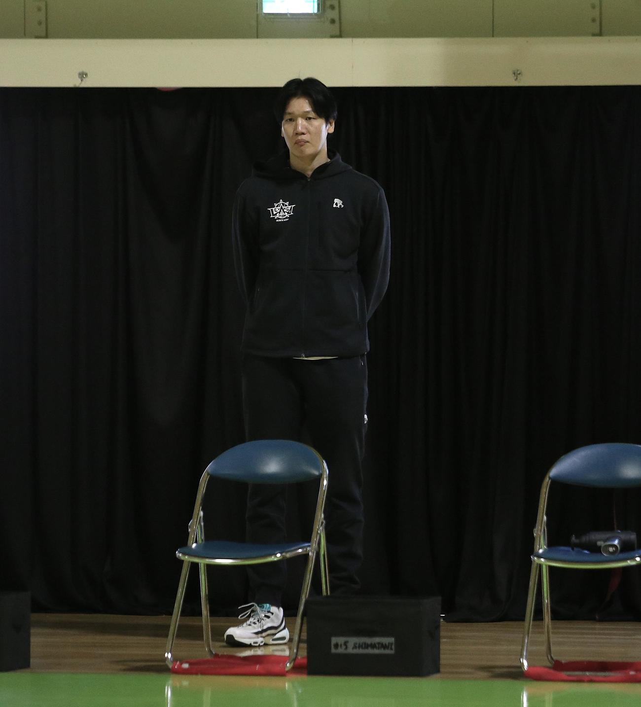 レバンガ北海道の桜井GMは、エスコンフィールドでの試合に向けた練習を見守る（撮影・中島洋尚）