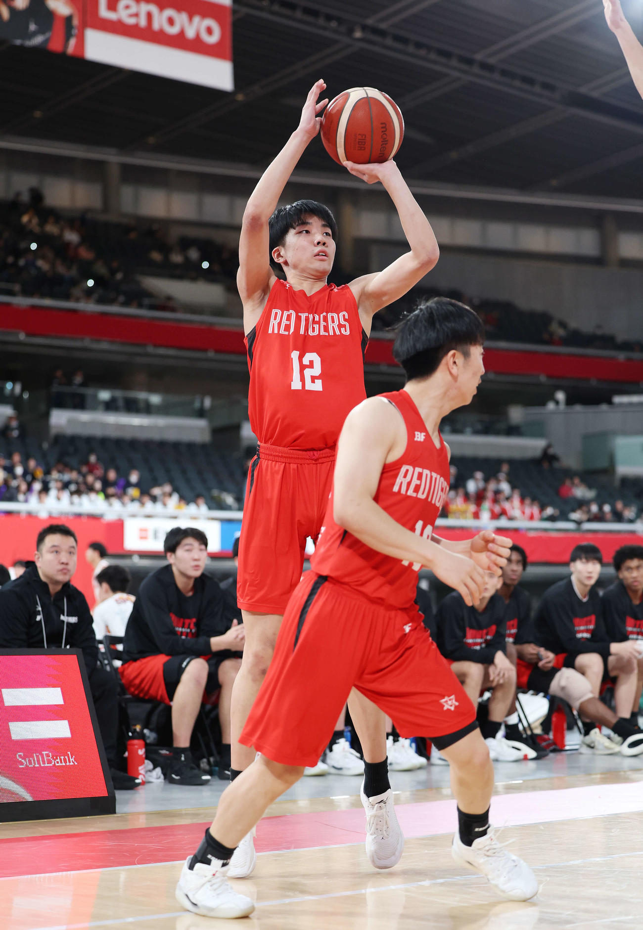 高岡工芸対開志国際　第2Q、3点シュートを決める開志国際・中塚（撮影・宮地輝）
