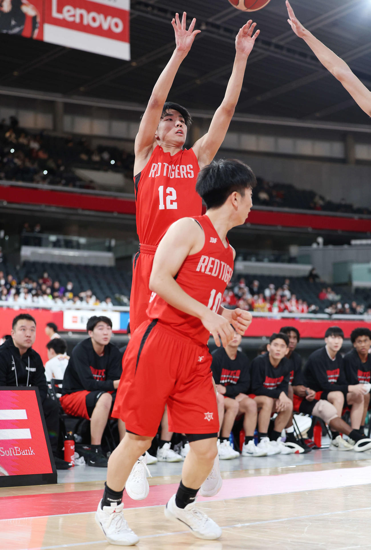高岡工芸対開志国際　第2Q、3点シュートを決める開志国際・中塚（撮影・宮地輝）