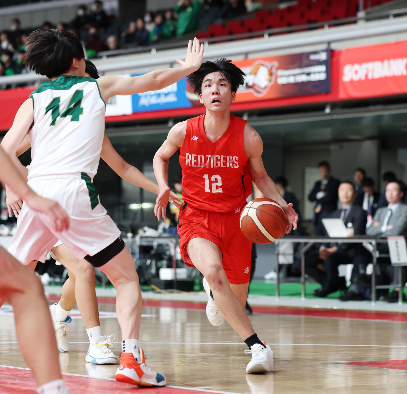 高岡工芸対開志国際　第2Q、ドリブルで攻め込む開志国際・中塚（撮影・宮地輝）