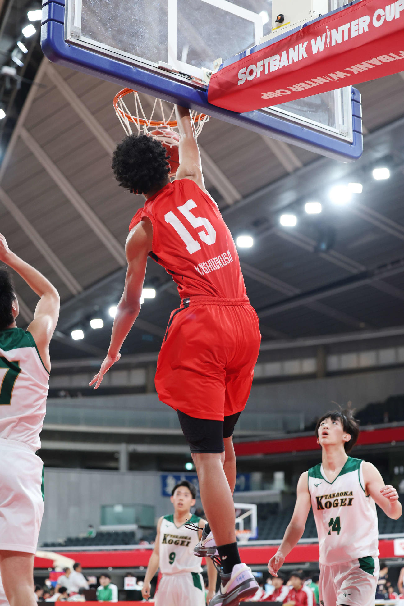 高岡工芸対開志国際　第4Q、ダンクシュートを決める開志国際・ホーキンス（撮影・宮地輝）
