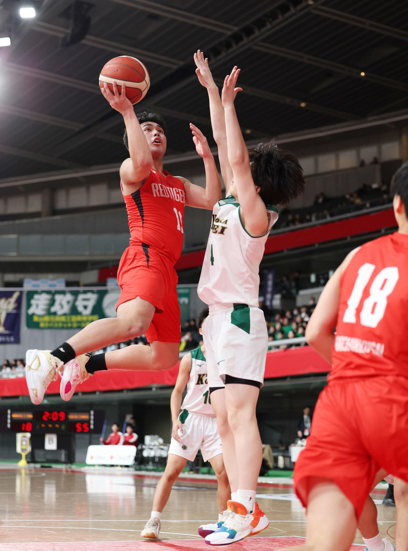 高岡工芸対開志国際　第2Q、2点シュートを決める開志国際・小泉（撮影・宮地輝）