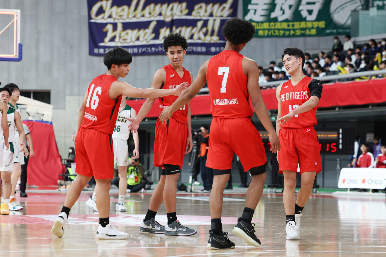 高岡工芸対開志国際　勝利のタッチを交わす開志国際の選手たち（撮影・宮地輝）