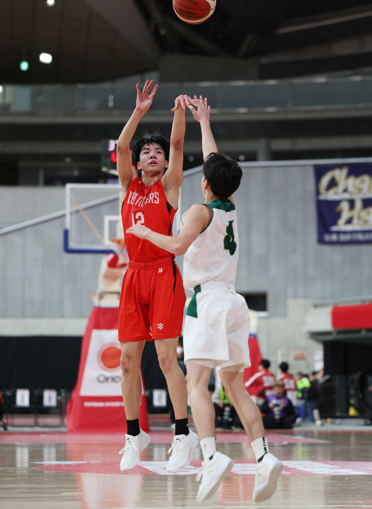 高岡工芸対開志国際　第2Q、3点シュートを決める開志国際・中塚（撮影・宮地輝）
