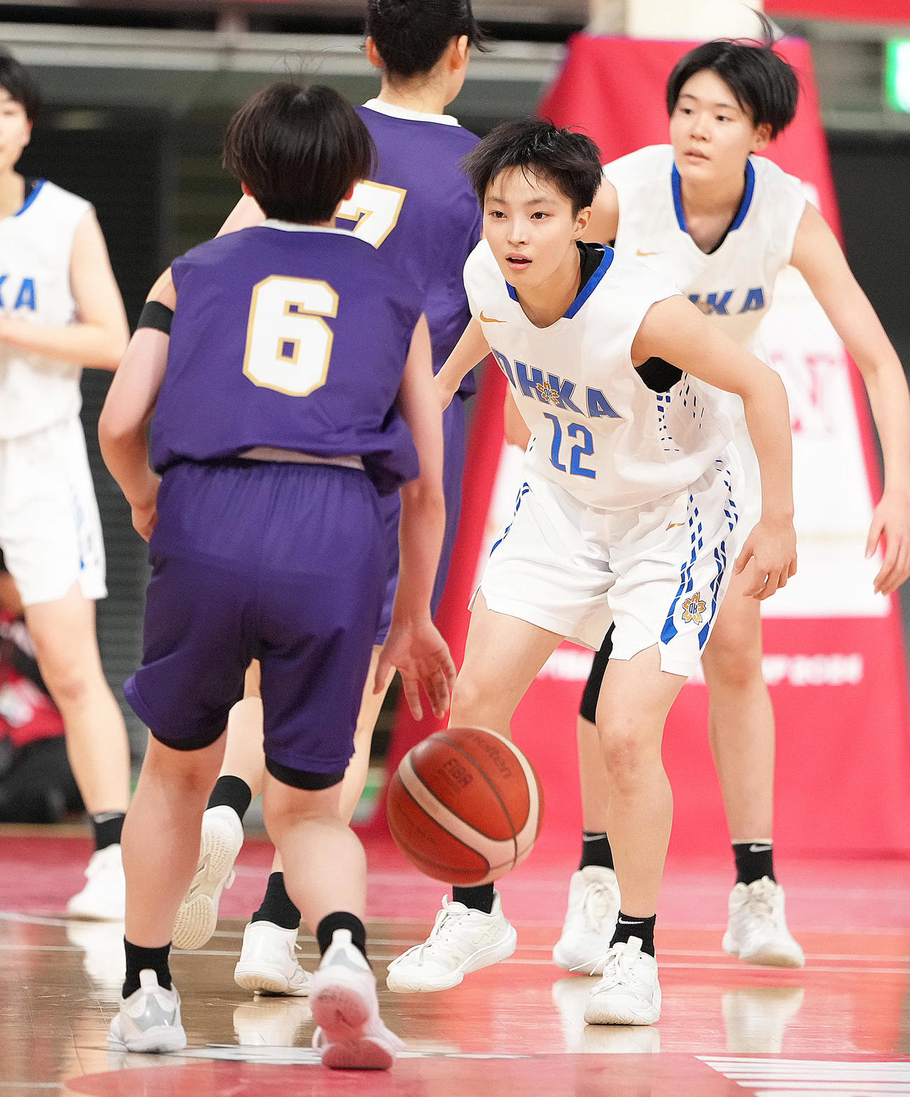 桜花学園対東京成徳大高　相手をマークする桜花学園・竹内（中央）（撮影・足立雅史）