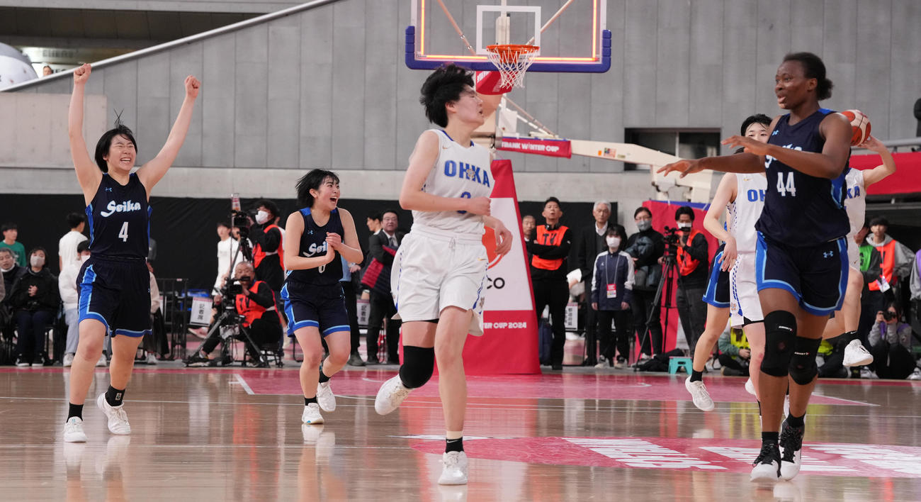 桜花学園対精華女　桜花学園に勝利し準決勝進出を決め、歓喜する精華女ファイブ（撮影・鈴木みどり）