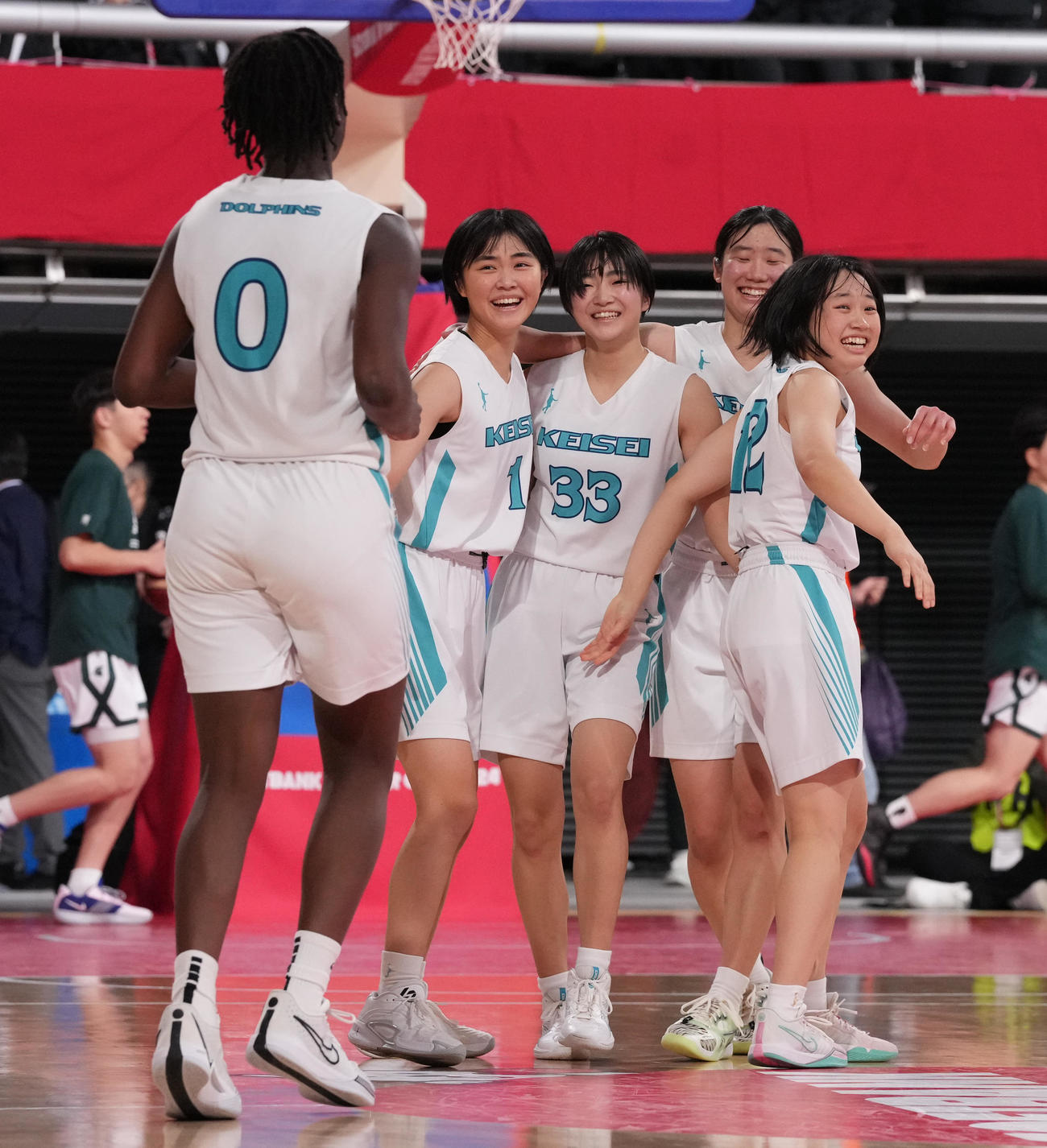 慶誠対岐阜女　岐阜女に勝利し準決勝進出を決め、喜ぶ慶誠の選手たち（撮影・鈴木みどり）